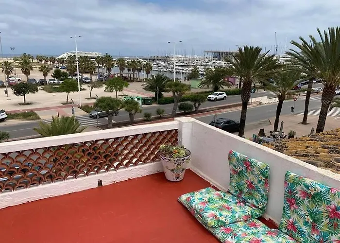 Casa Con Terraza En Barrio Marinero