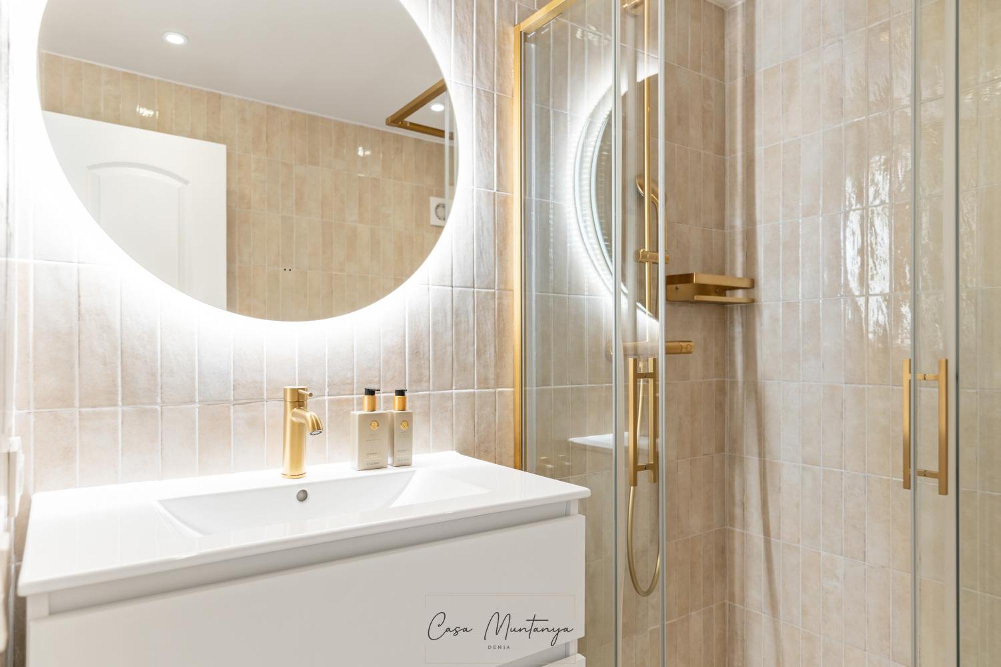 De Diseno Reformado Con Piscina Y Jardin