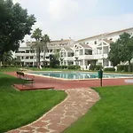 Chalet Adosado En Urbanizacion Con Precioso Jardin