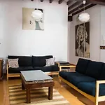 Casco Antigueo Con Mucho Encanto Junto Al Castillo