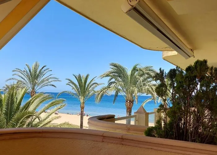 Estupendo apartamento en primera línea de playa y con vistas al mar