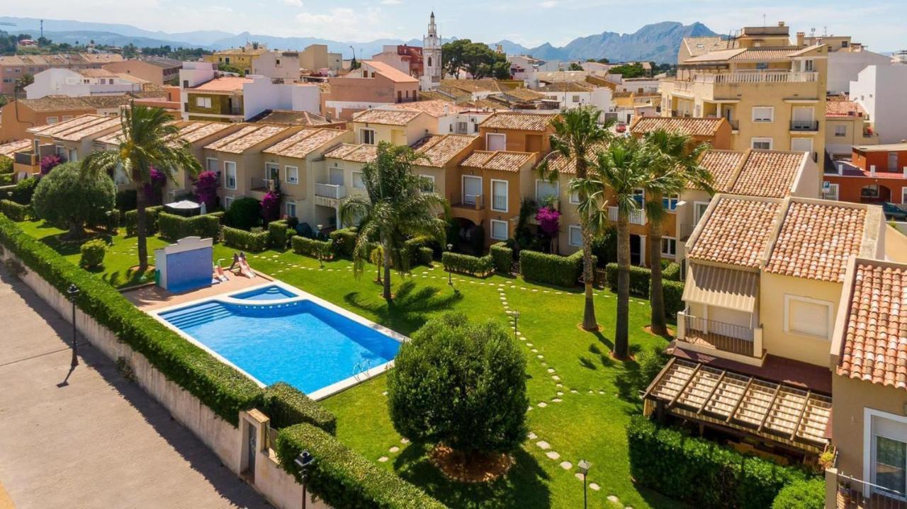Villa Charming 4-bed In Dénia