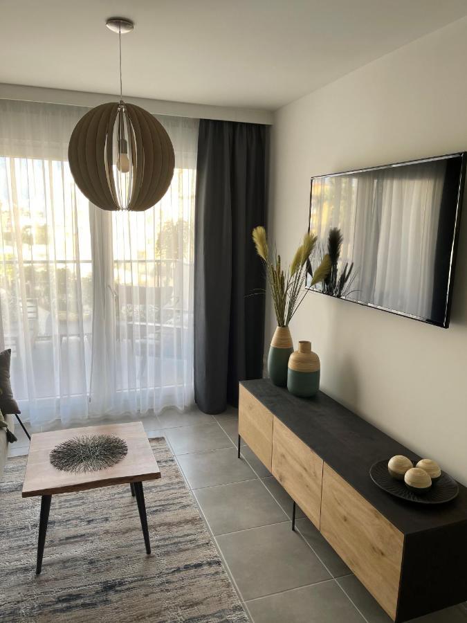Apartment Sunny Beachside With Pool *