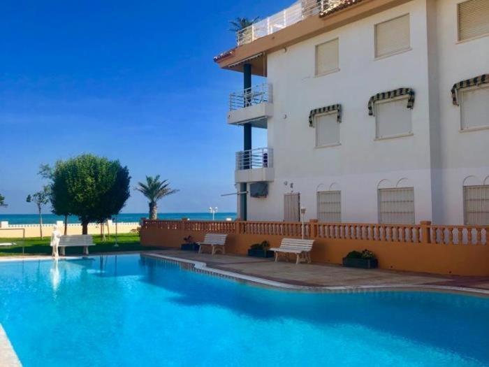 Acogedor Con Terraza Y Jardín *