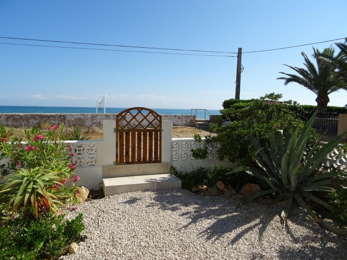 At Seafront With Private Garden-655 Сasa de vacaciones Dénia