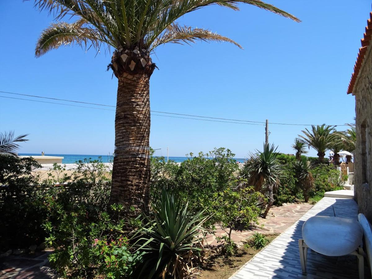 At Seafront With Private Garden-655 Сasa de vacaciones Dénia