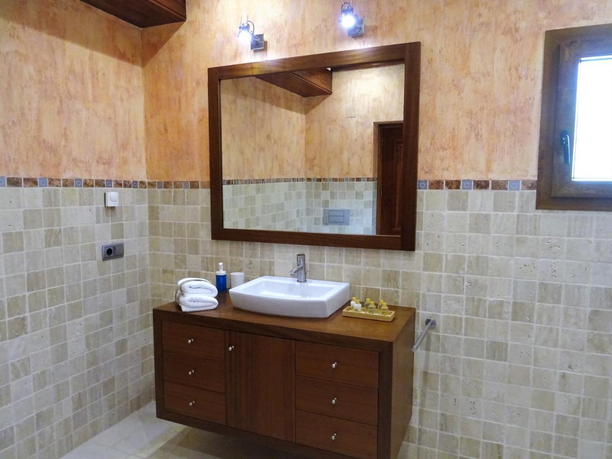 Villa With Private Pool And Tennis Court 150 Metres From The Sea-villa El Olivo *