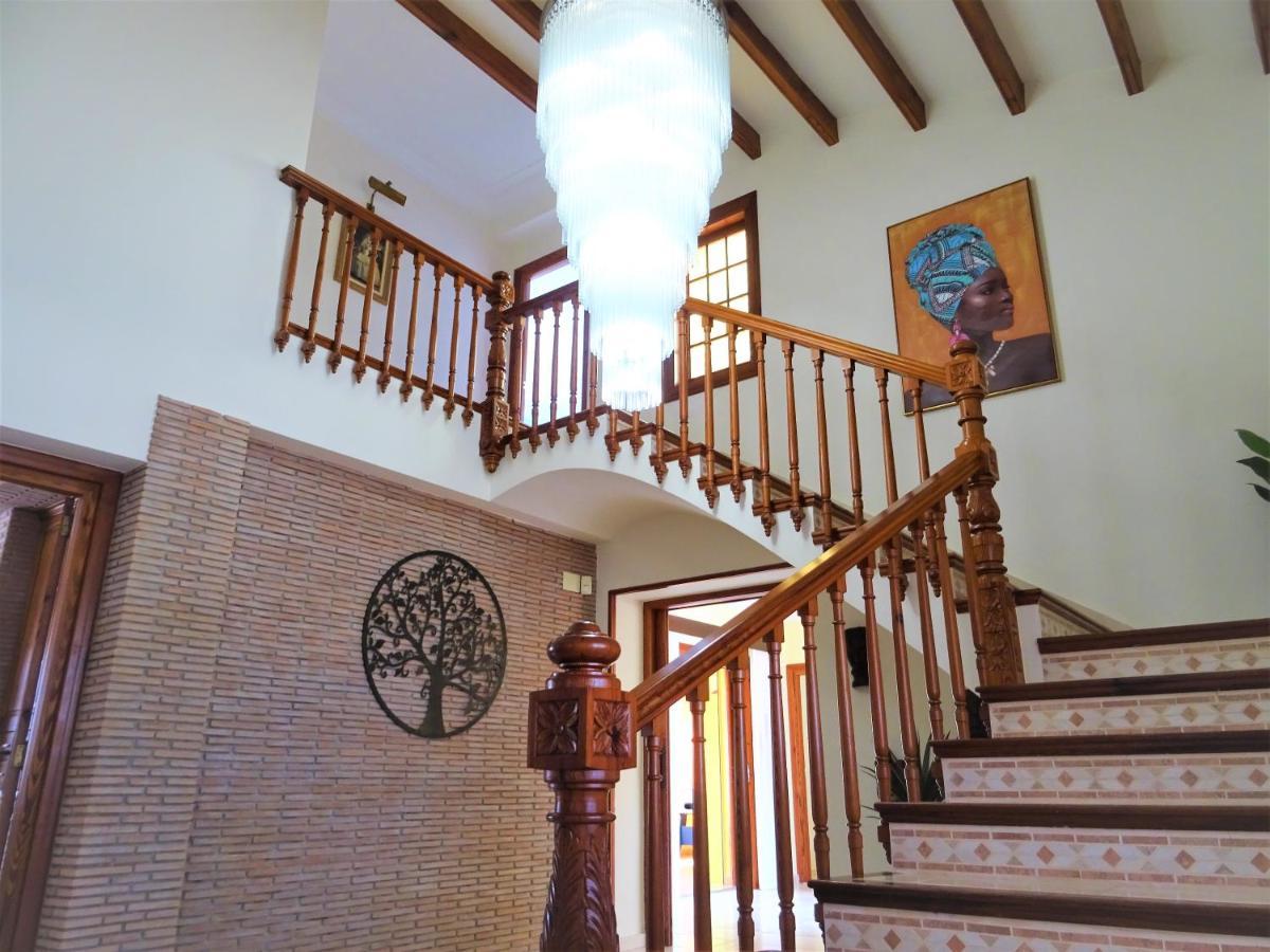 Villa With Private Pool And Tennis Court 150 Metres From The Sea-villa El Olivo