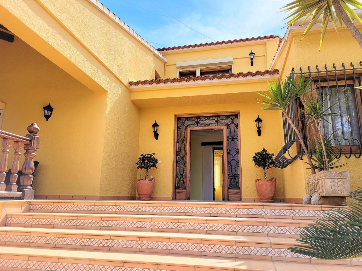 Villa With Private Pool And Tennis Court 150 Metres From The Sea-villa El Olivo