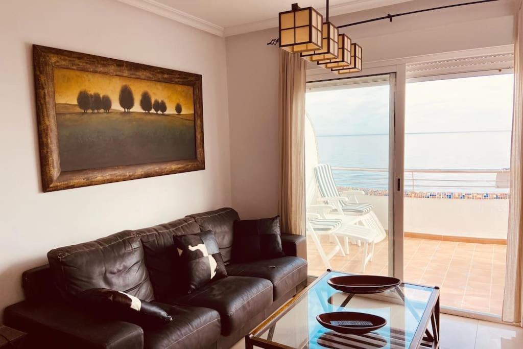 En Primera Linea De Playa Con Piscina Y Garaje Gratuito Denia