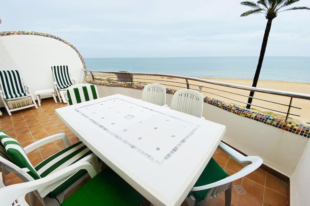 En Primera Linea De Playa Con Piscina Y Garaje Gratuito Apartment