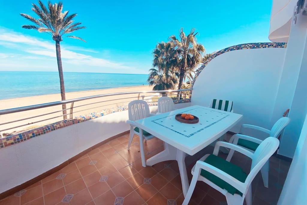 En Primera Linea De Playa Con Piscina Y Garaje Gratuito Apartment