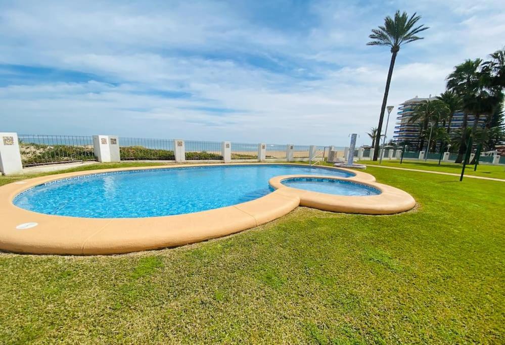 Apartment En Primera Linea De Playa Con Piscina Y Garaje Gratuito