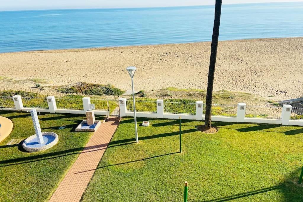 En Primera Linea De Playa Con Piscina Y Garaje Gratuito Denia