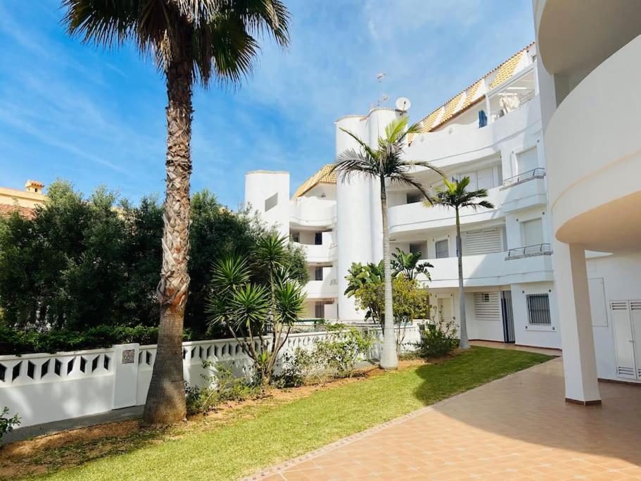 En Primera Linea De Playa Con Piscina Y Garaje Gratuito Apartment *
