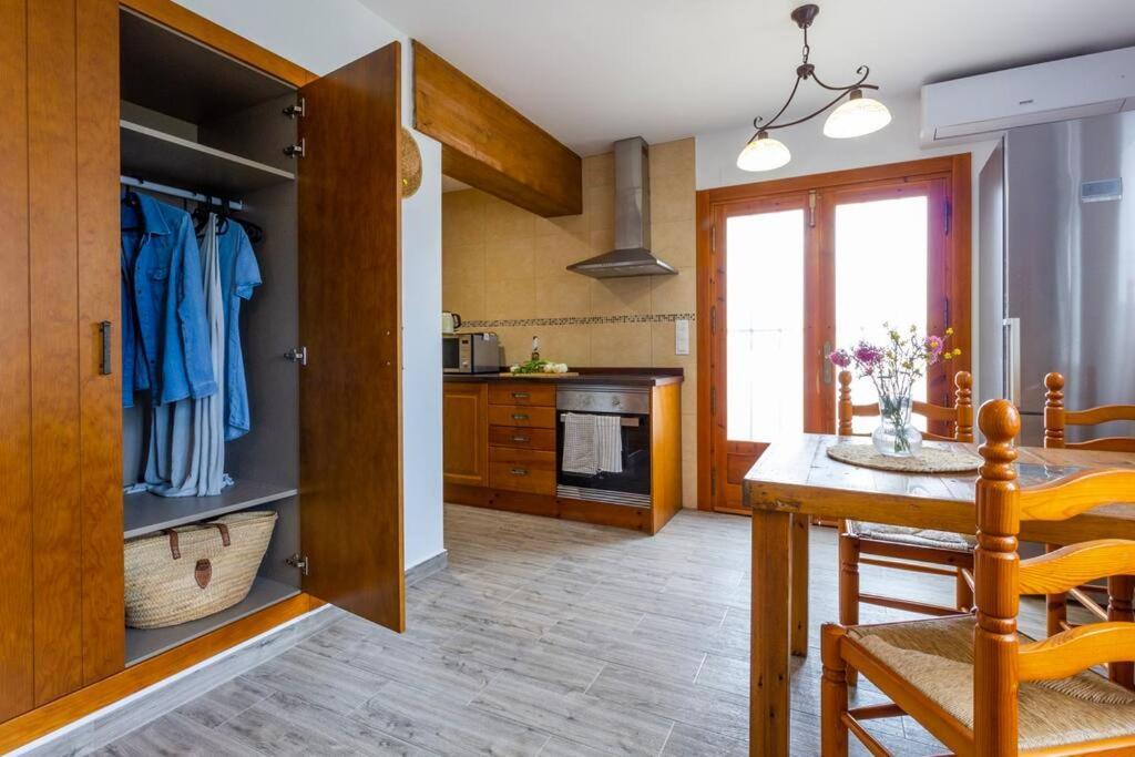 House With Swimming Pool And Amazing Sea And Mountain Views In Montgo, Сasa de vacaciones Dénia