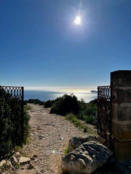 House With Swimming Pool And Amazing Sea And Mountain Views In Montgo, Сasa de vacaciones Dénia