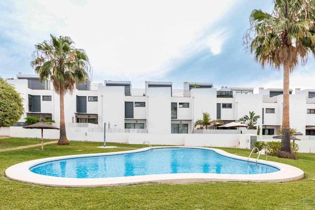 Moderno Tranquilo Con Piscina Y Jardin *