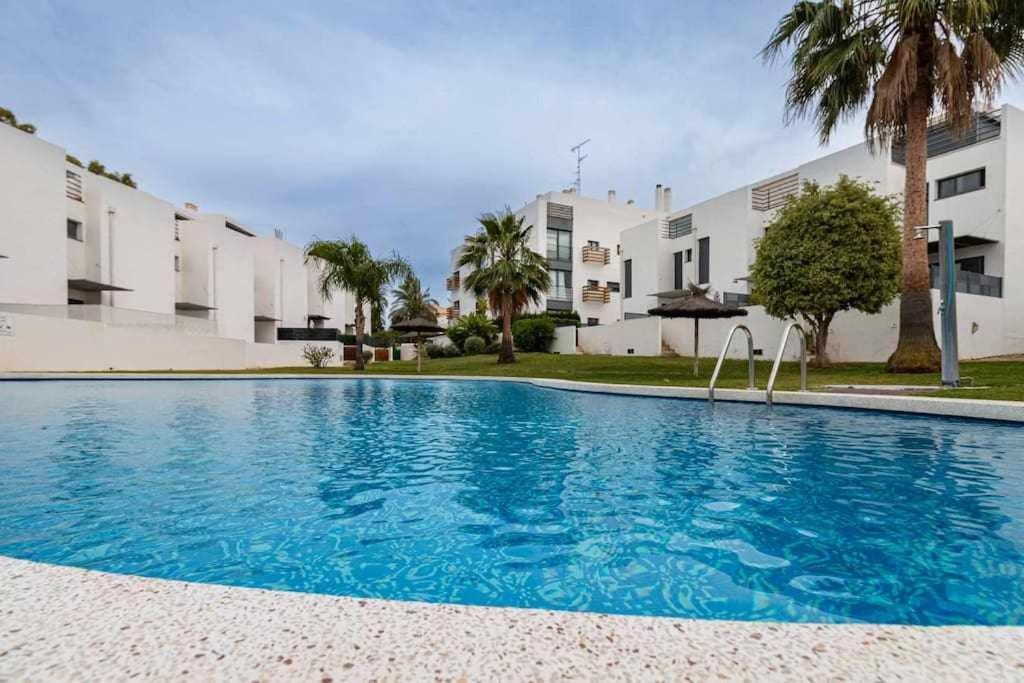 Moderno Tranquilo Con Piscina Y Jardin Apartamento
