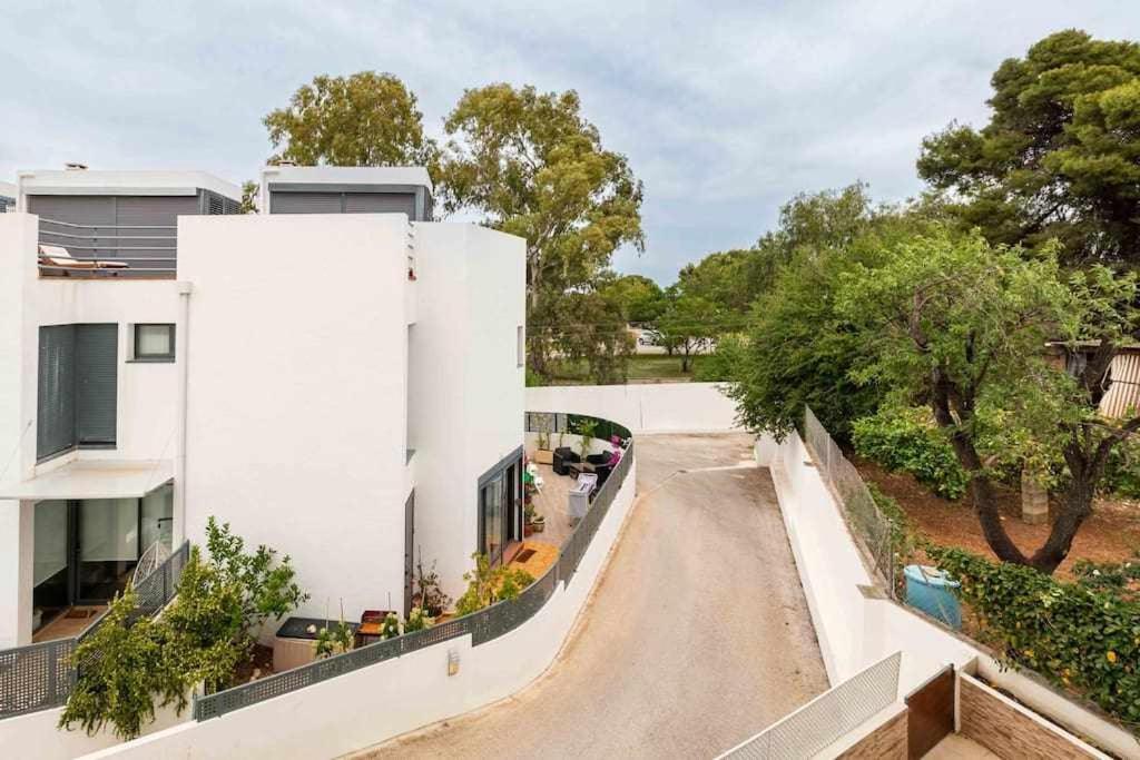 Moderno Tranquilo Con Piscina Y Jardin