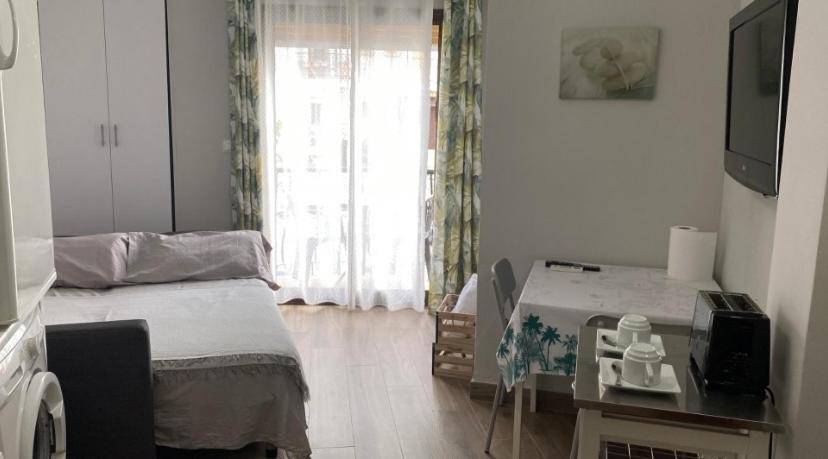 Estudio Sin Habitacion ,todo En Una Blanco Apartment Denia