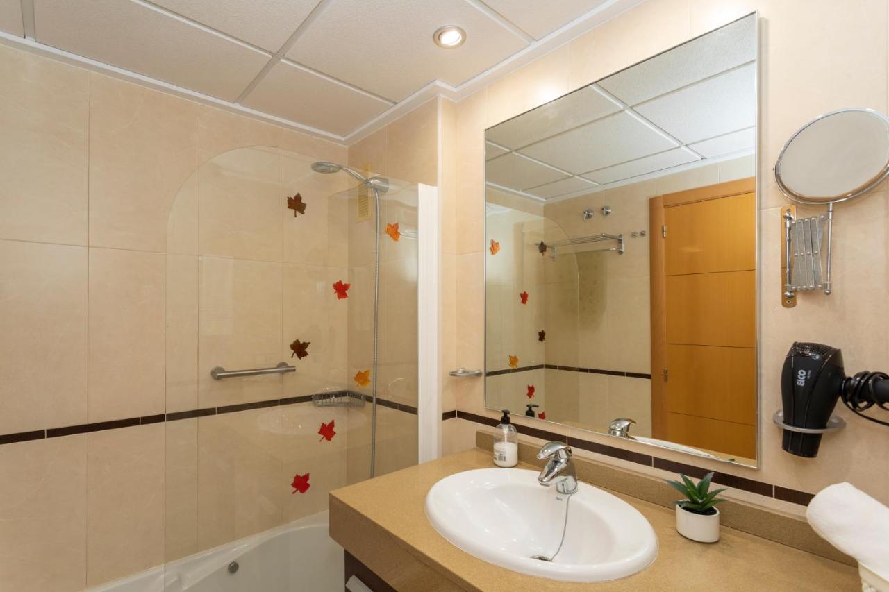 Apartamento Caleta, Atico, 3 Frente Al Mar, By Bookindenia