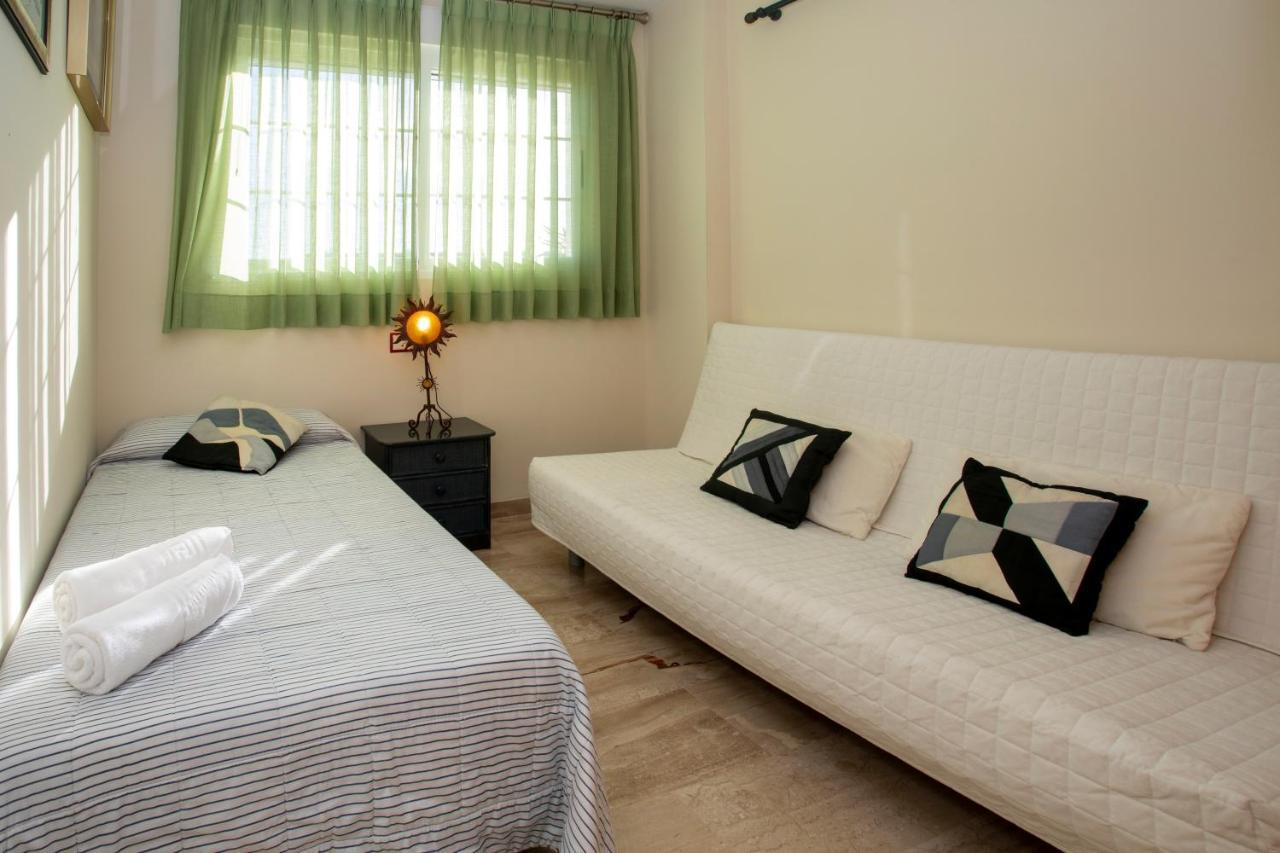 Apartamento Caleta, Atico, 3 Frente Al Mar, By Bookindenia *