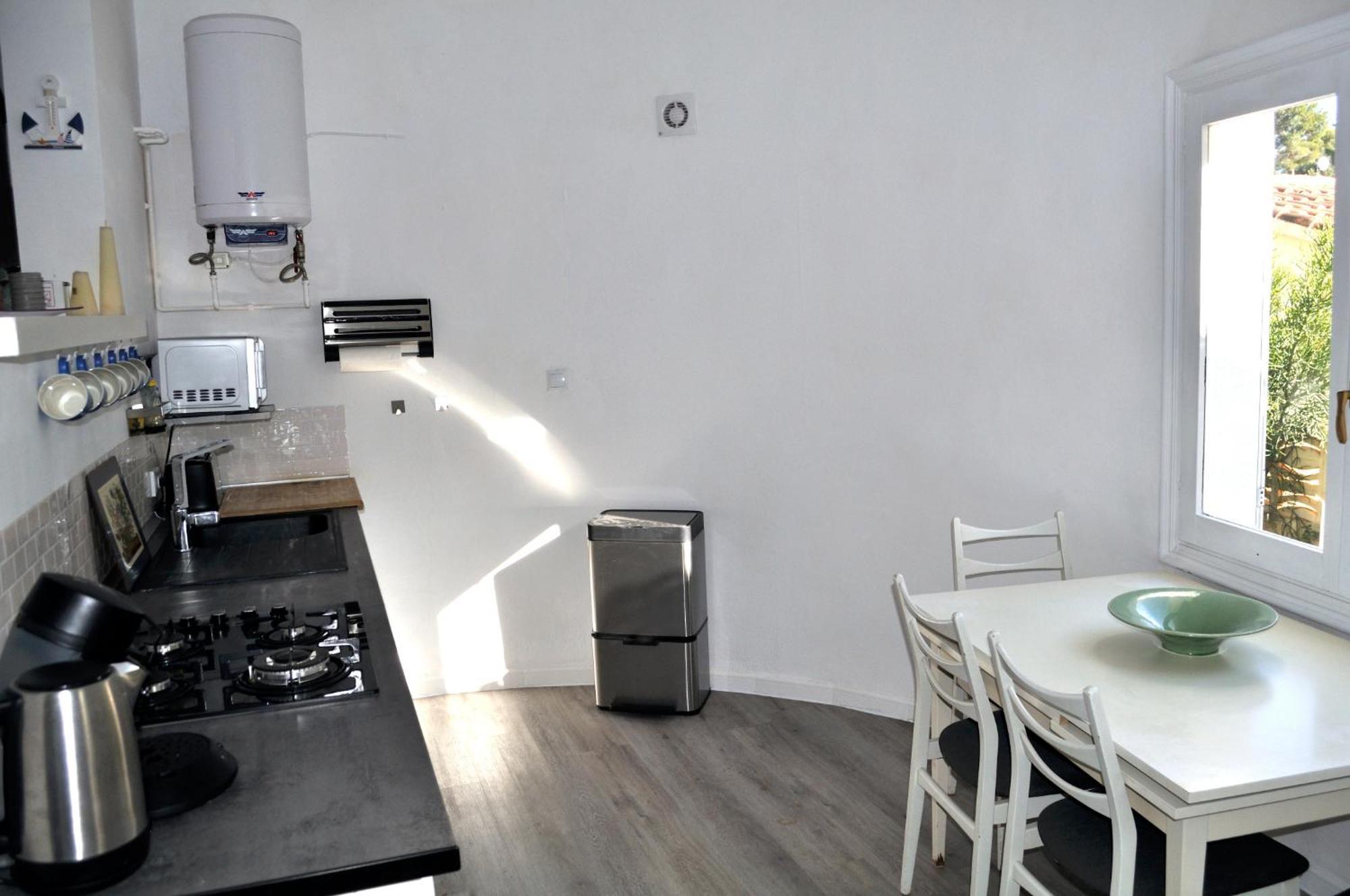 Apartment Galeretes, By Bookindenia *