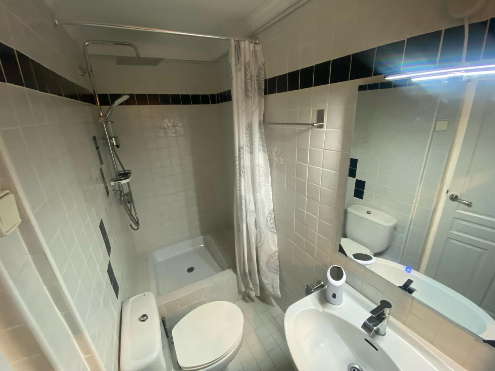 Apartment Galeretes, By Bookindenia *