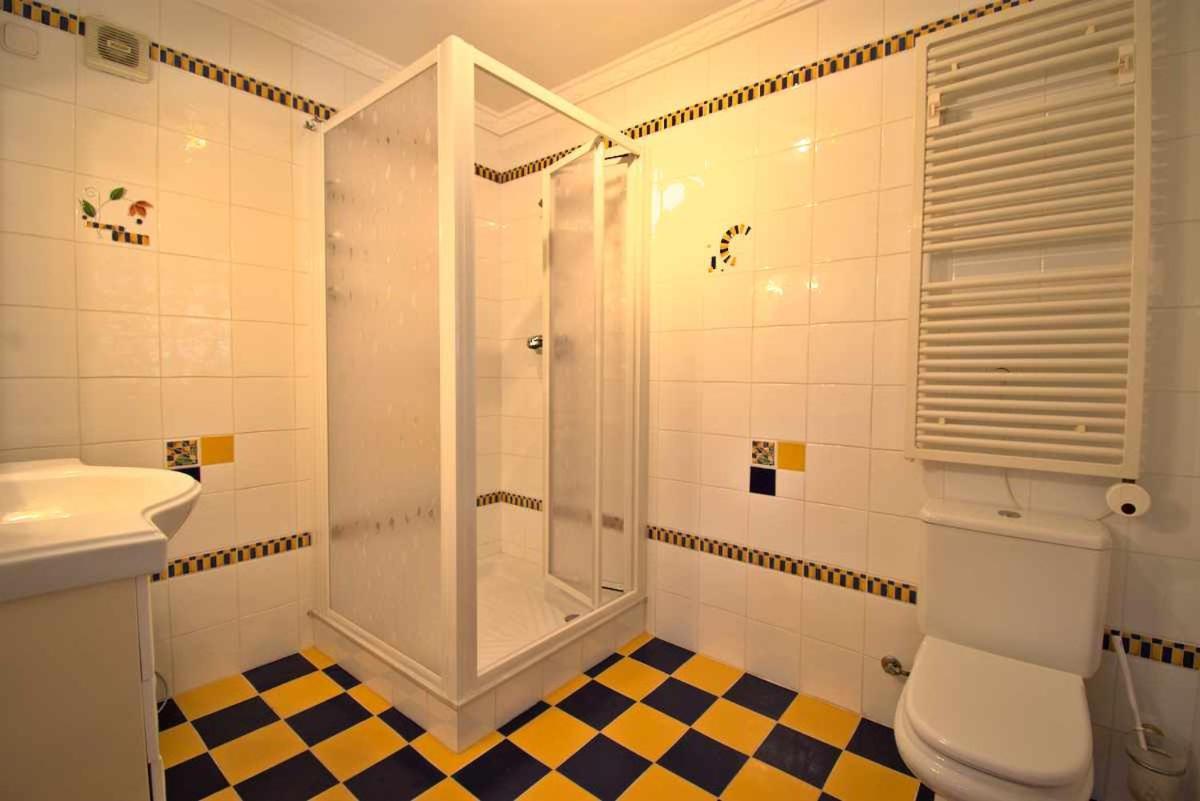 Con Piscina Para 8 Personas Holiday home