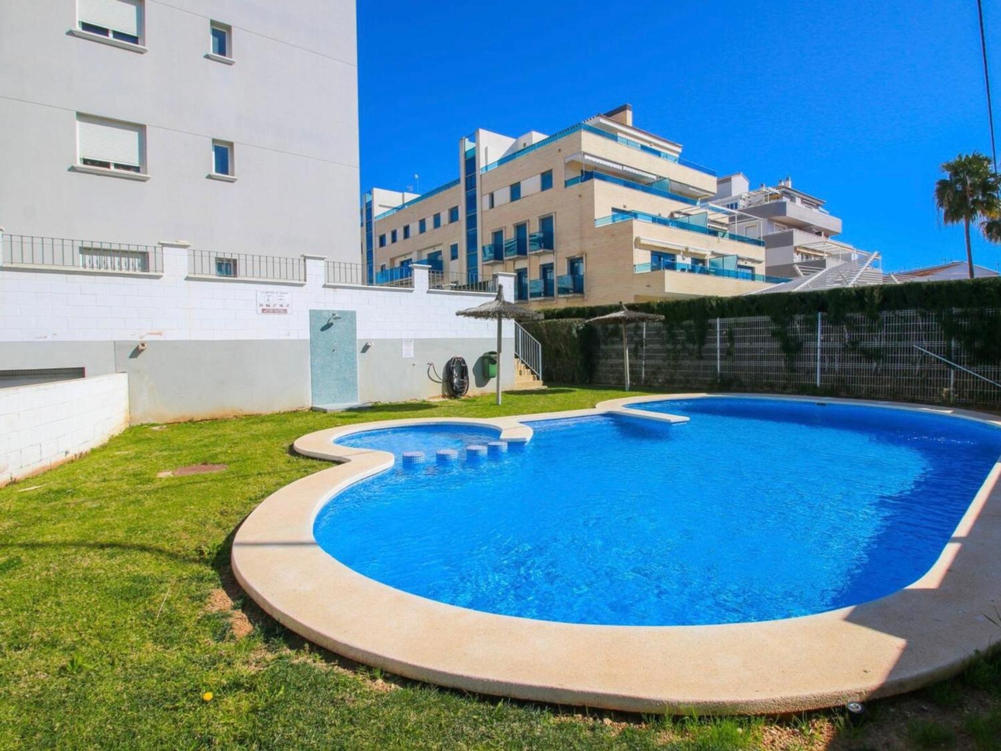 Prendisole Con Piscina Y Terraza
