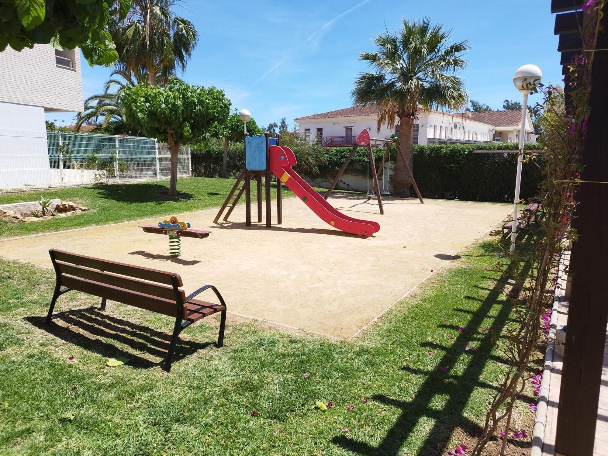 Familiar Con Piscina Y Padel *