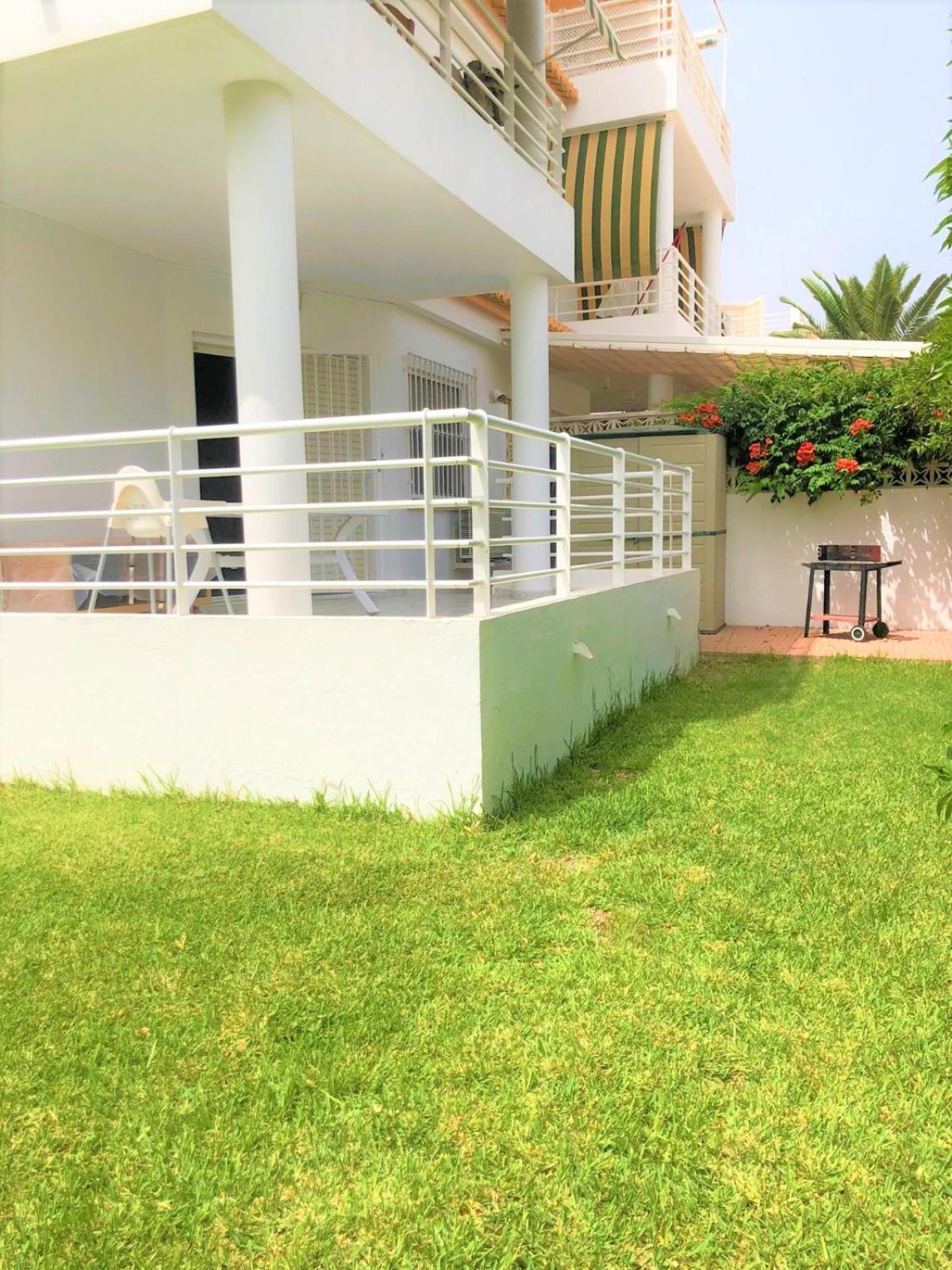 Acogedor Con Terraza Y Jardín *