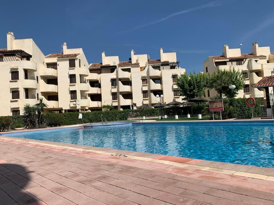 Con Piscina A 200m De La Playa En *