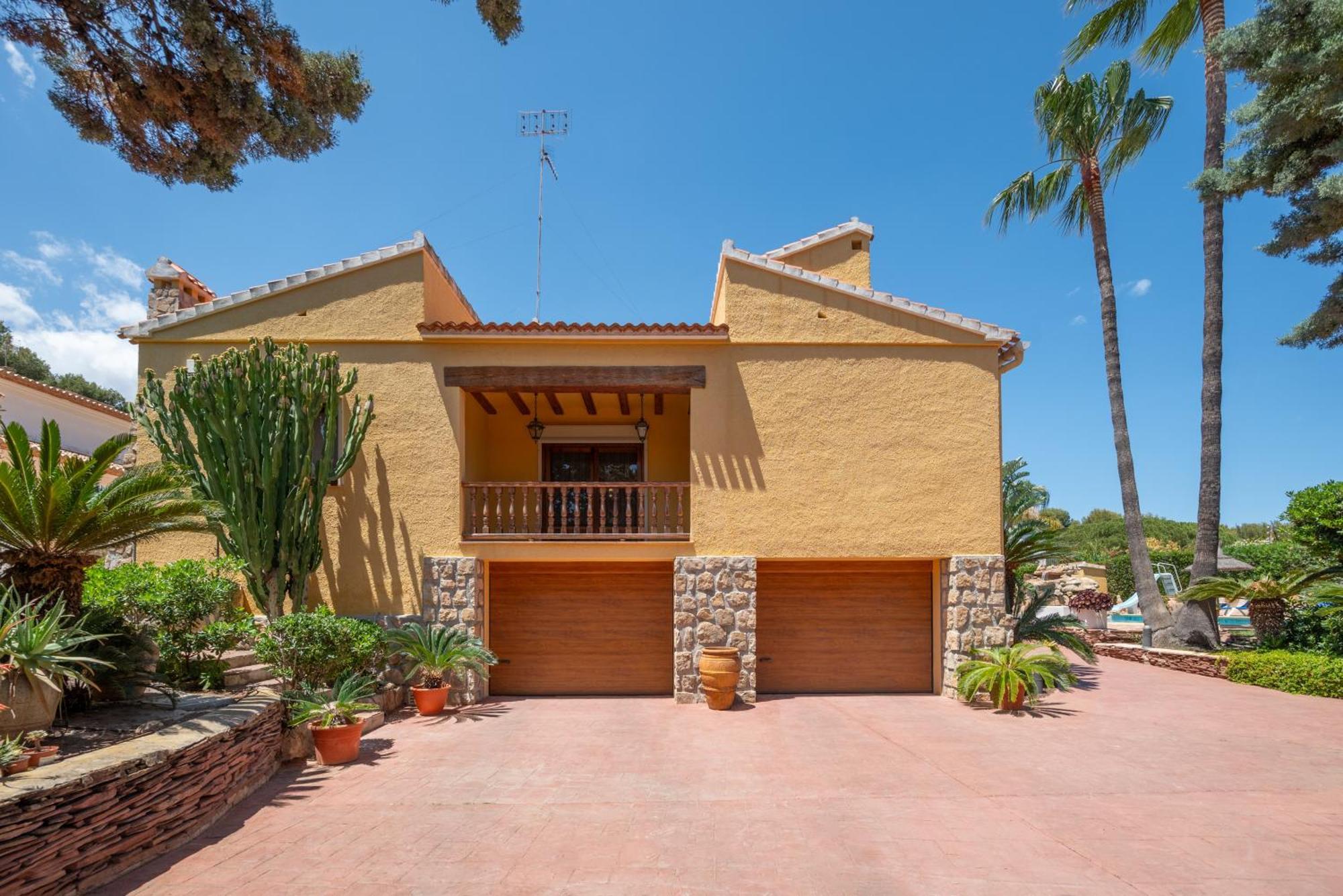 Villa With Private Pool And Tennis Court 150 Metres From The Sea-villa El Olivo *