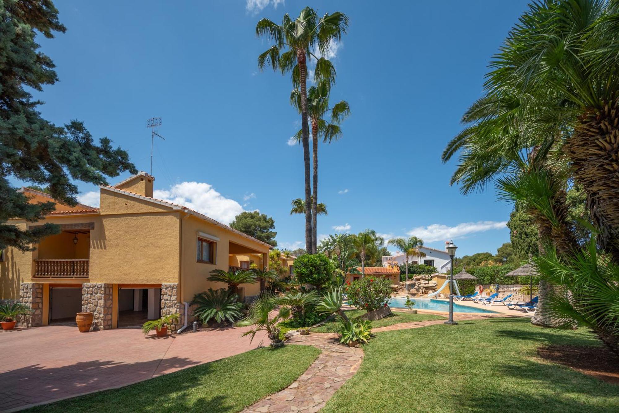 Villa With Private Pool And Tennis Court 150 Metres From The Sea-villa El Olivo *