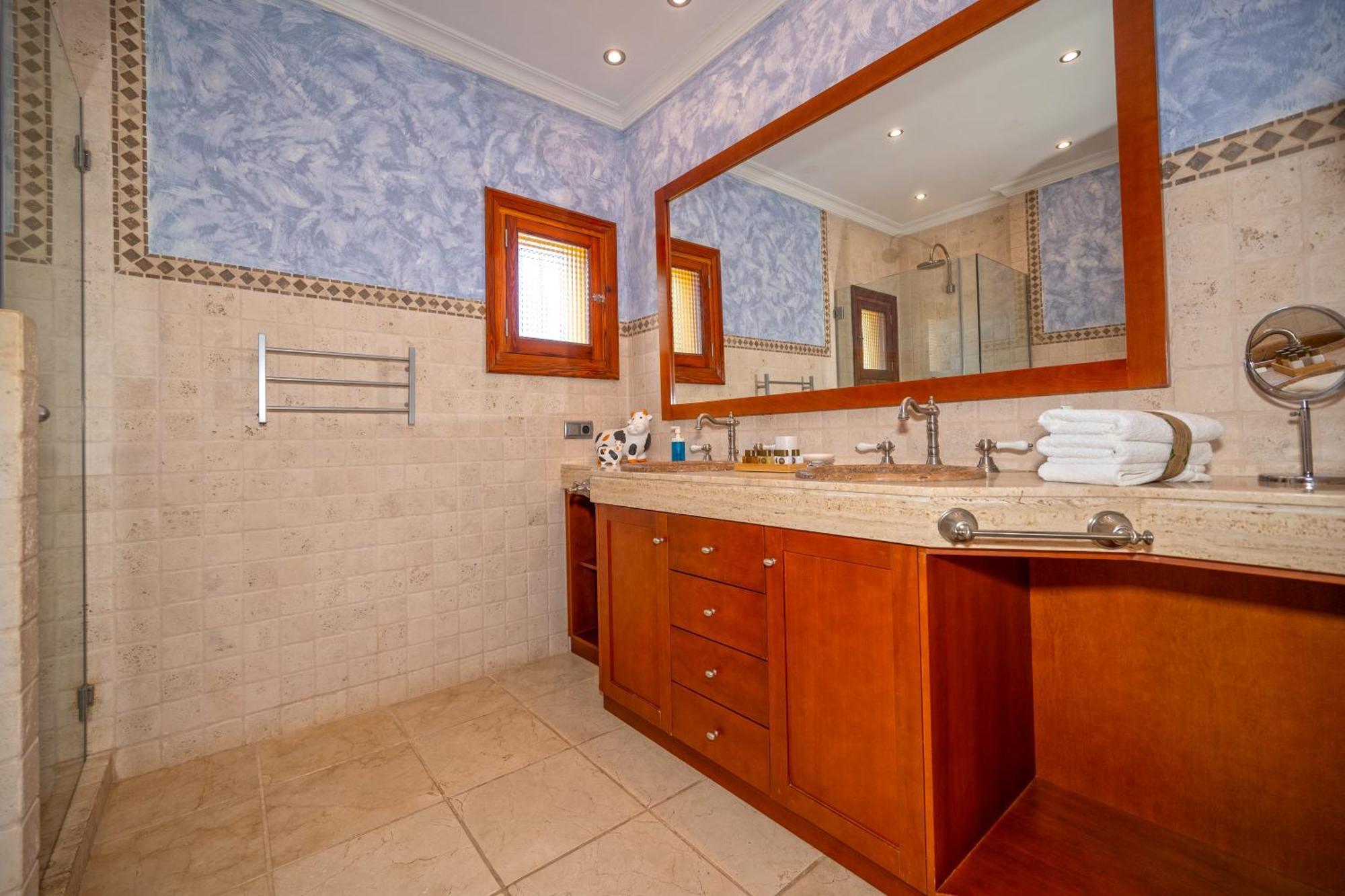 With Private Pool And Tennis Court 150 Metres From The Sea-villa El Olivo