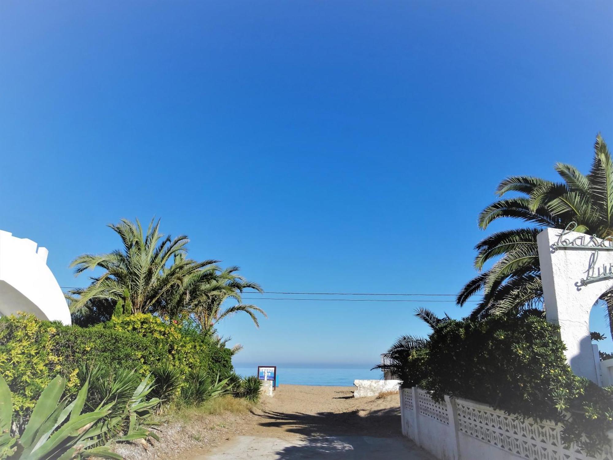 Сasa de vacaciones At Seafront With Private Garden-655 *
