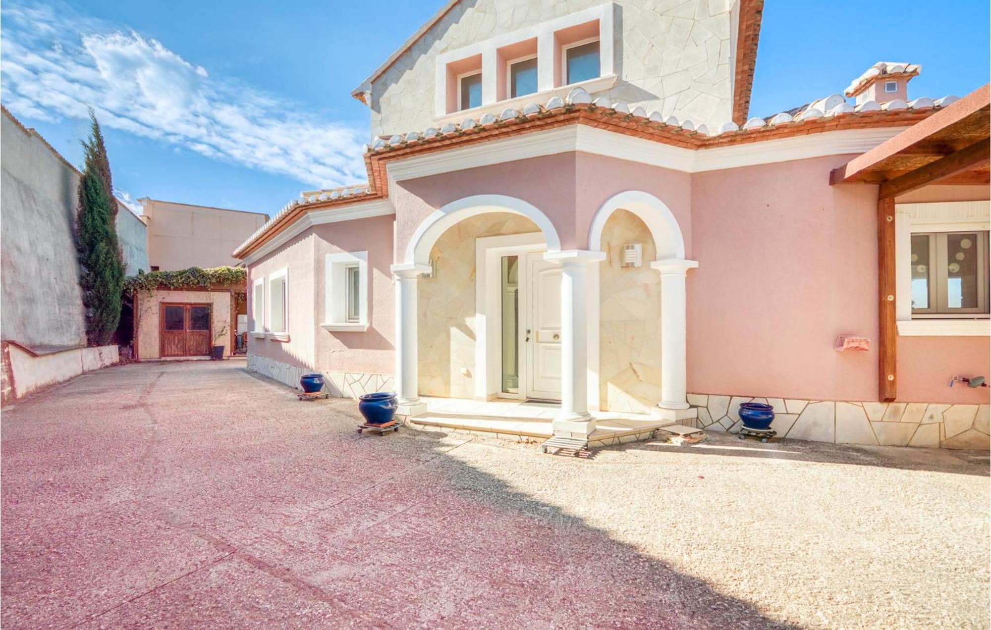 Pet Friendly In With Kitchen Denia