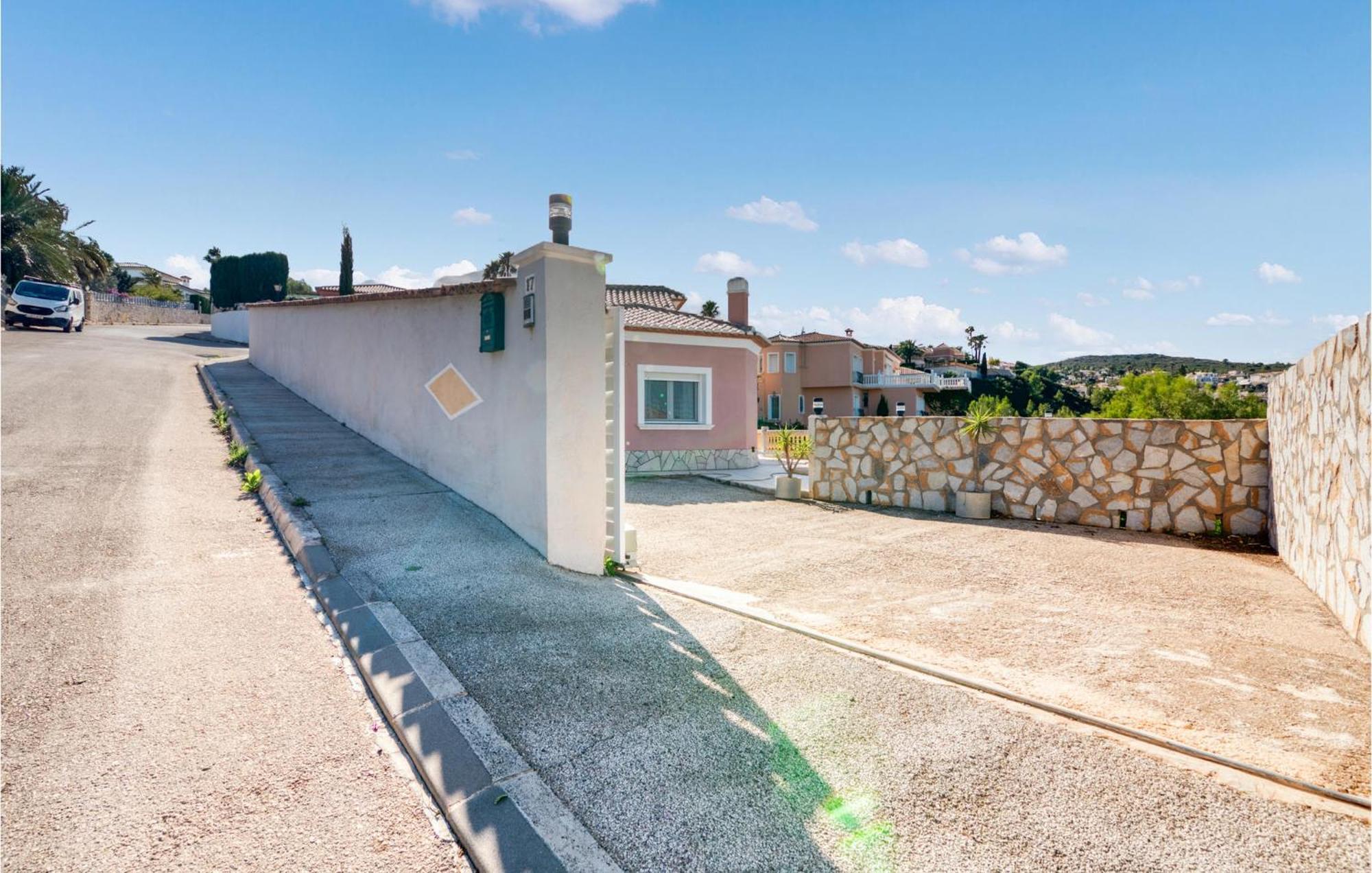 Pet Friendly In With Kitchen