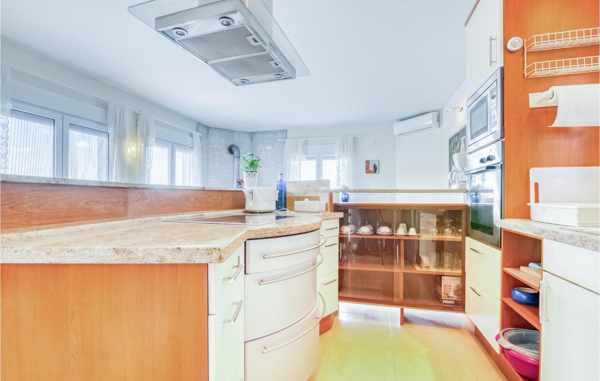 Pet Friendly In With Kitchen Holiday home