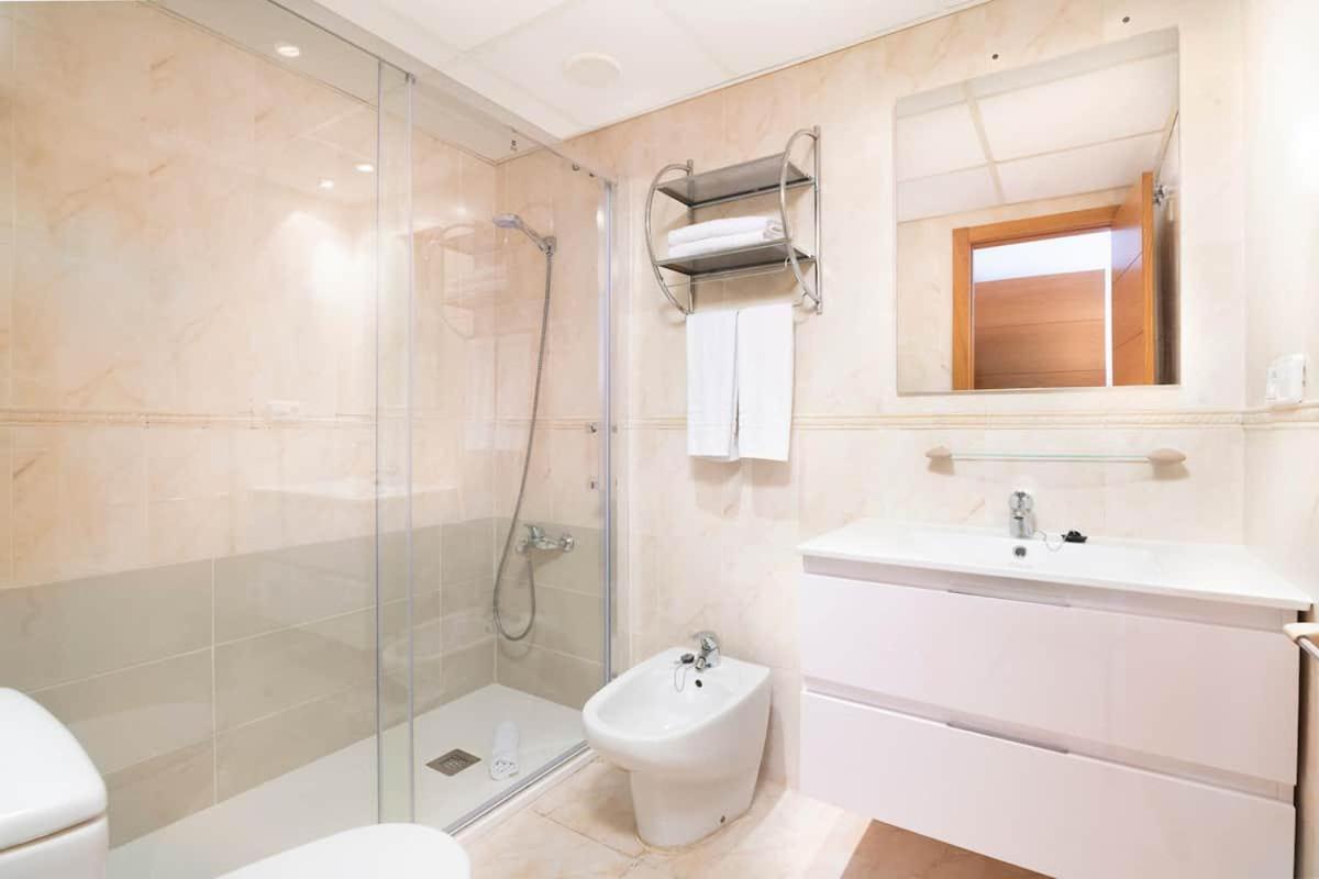 Urbanización Con Piscina Mar De Apartamento
