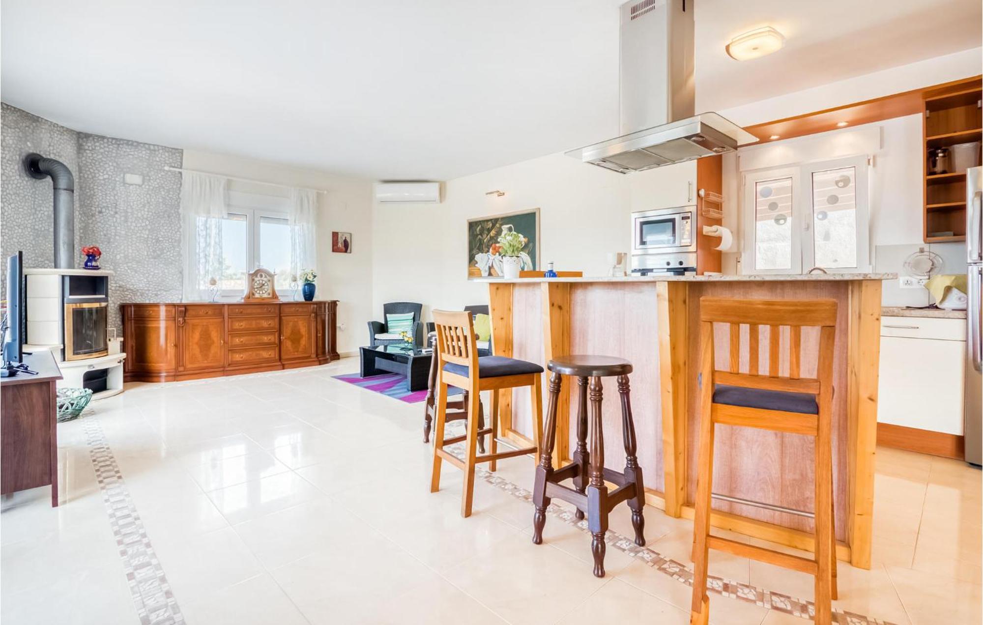 Pet Friendly In With Kitchen