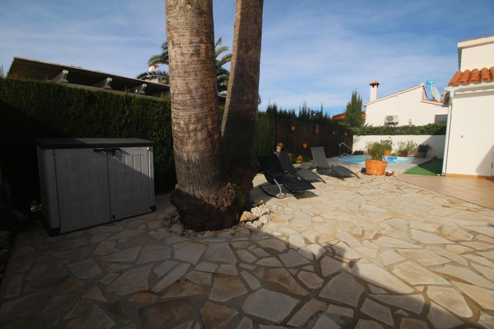 Villa Gerona 27 *