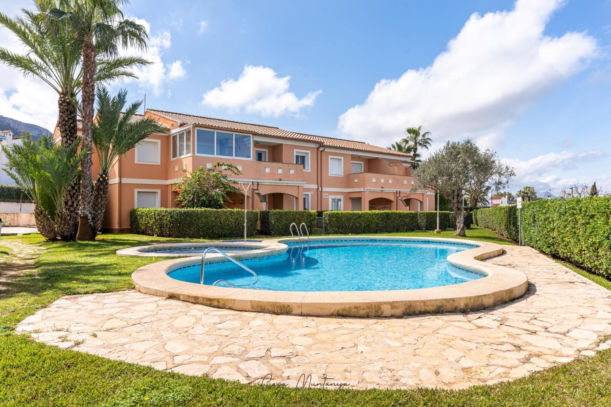 De Diseno Reformado Con Piscina Y Jardin Dénia