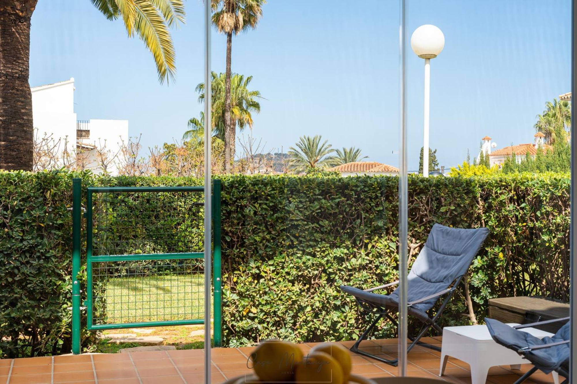 De Diseno Reformado Con Piscina Y Jardin