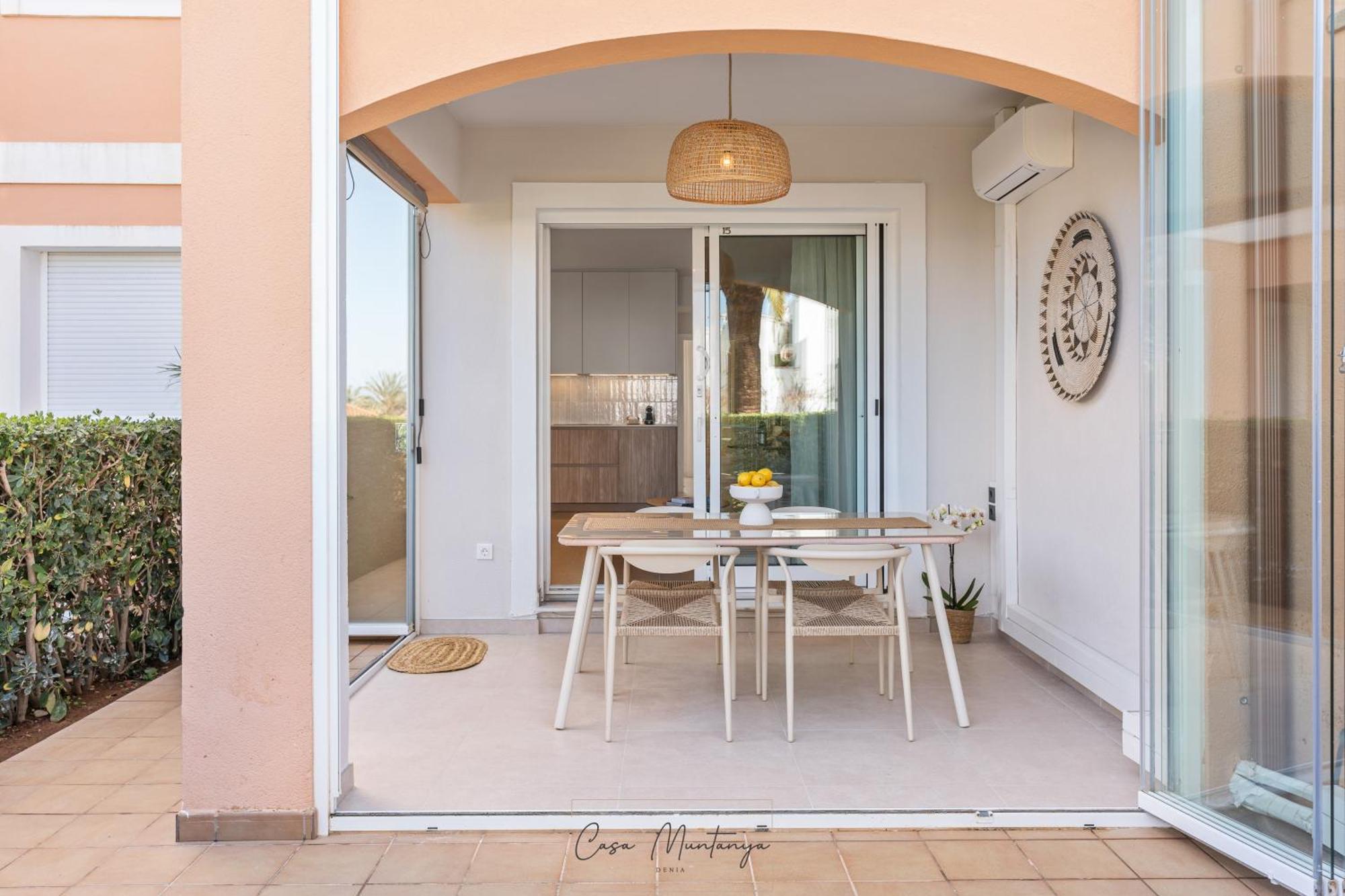 De Diseno Reformado Con Piscina Y Jardin * Dénia