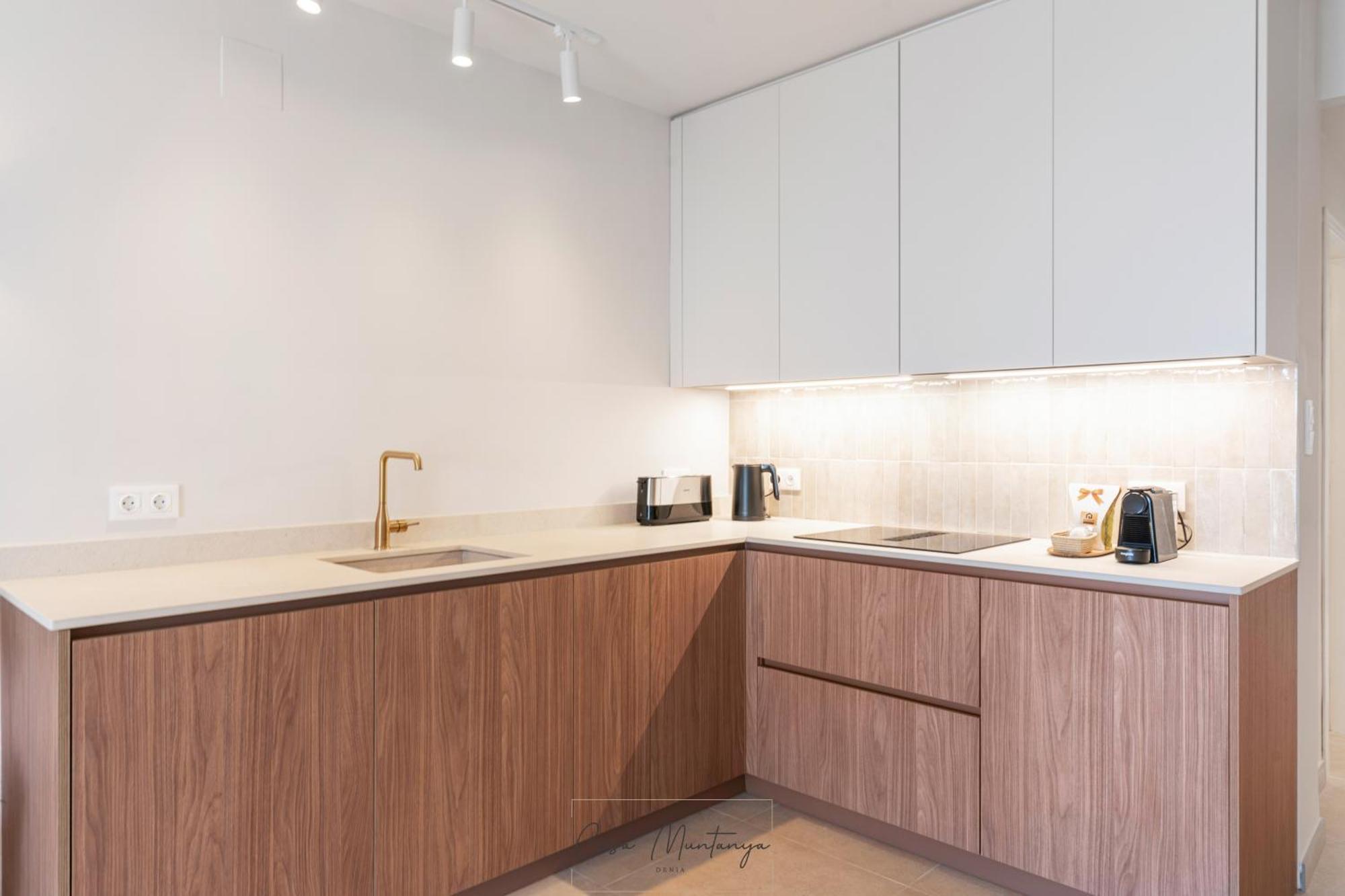 De Diseno Reformado Con Piscina Y Jardin *