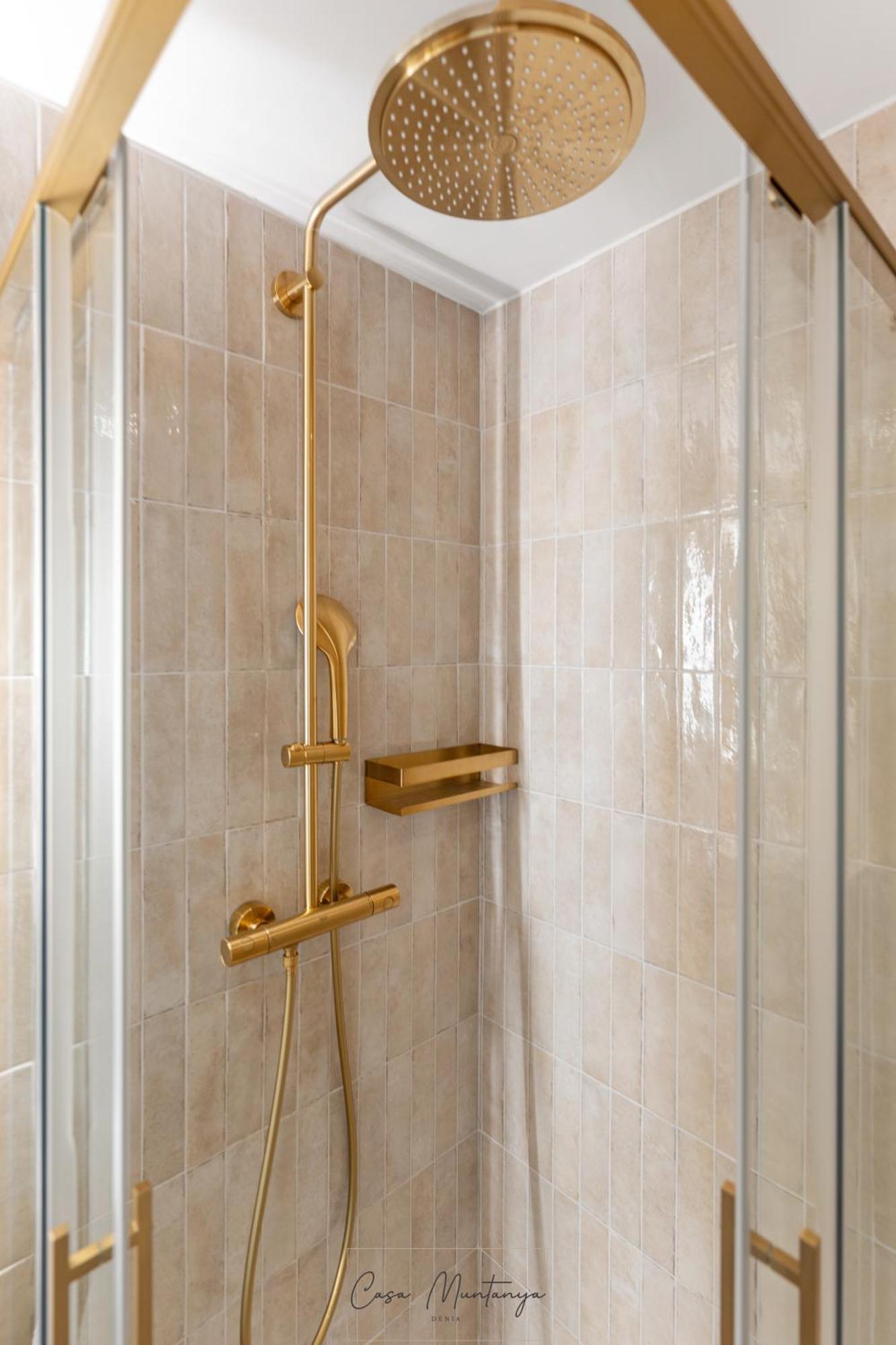 De Diseno Reformado Con Piscina Y Jardin *