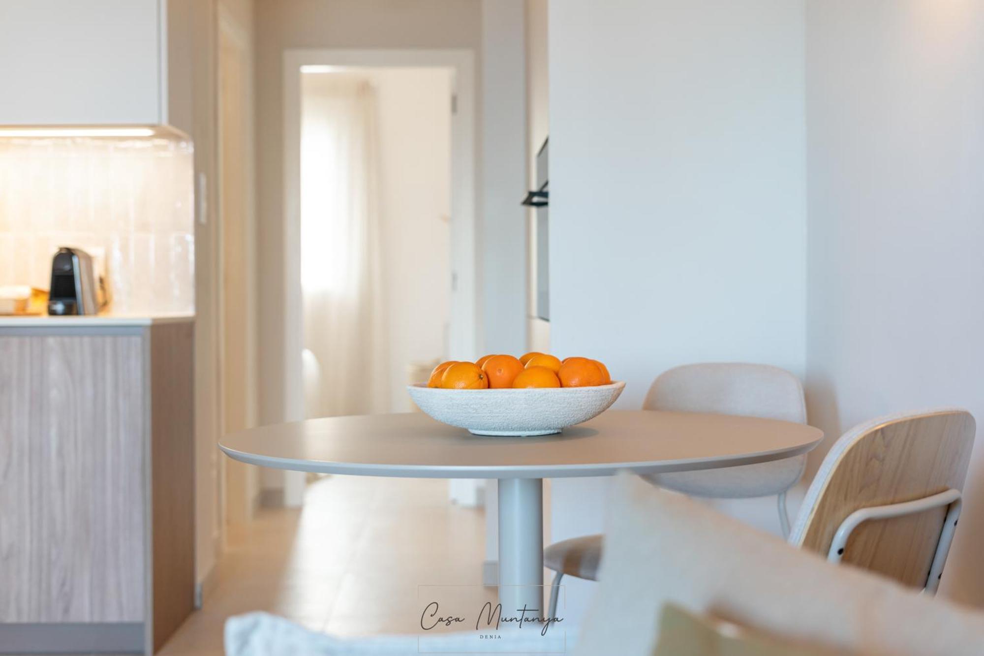 De Diseno Reformado Con Piscina Y Jardin